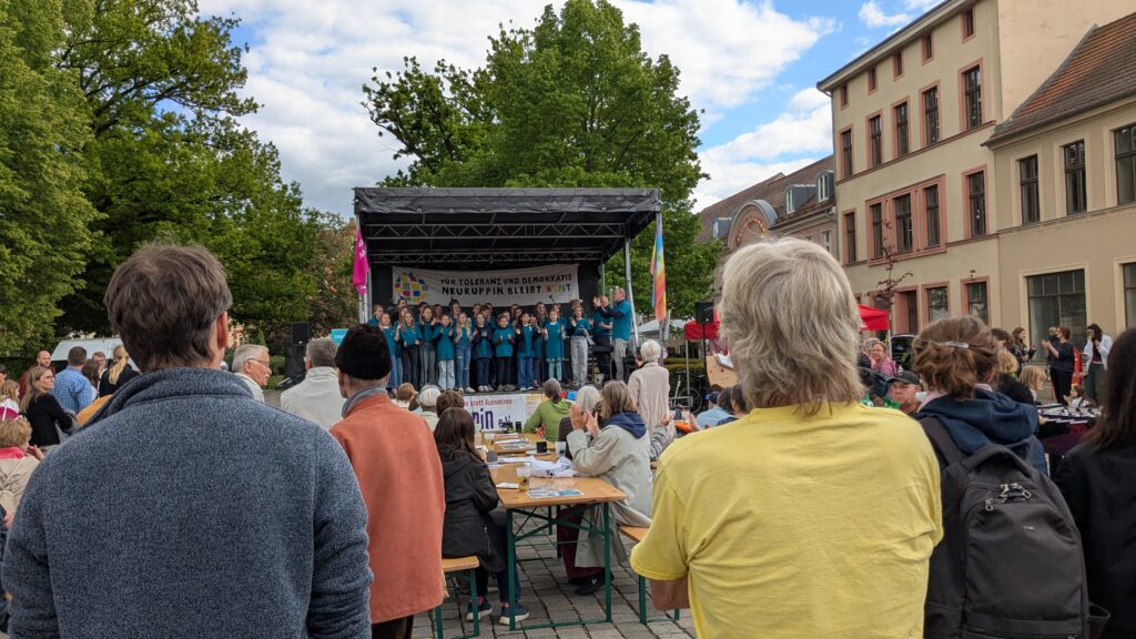 Foto des Friedensfestes auf dem Schulplatz in Neuruppin